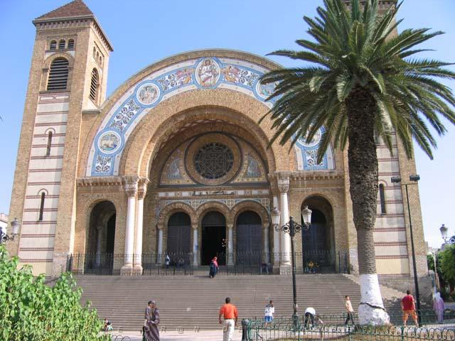 VOYAGE ORAN SEPTEMBRE 2006 88 12 sept. 06 - aprem - CATHEDRALE DEVENUE BIBLIOTHEQUE.JPG